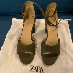 ANN TAYLOR - Work sandals in taupe.